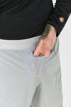 Pantaloneta running 5" - Gris